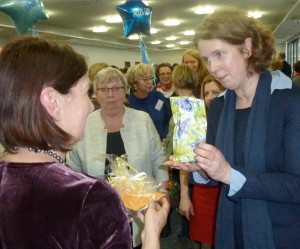 Astrid Linnemann (r.) verabschiedet Bernadette Rüggeberg nach 19 Jahren Tätigkeit als Landesgeschäftsführerin des Landesverbandes donum vitae NRW e.V.